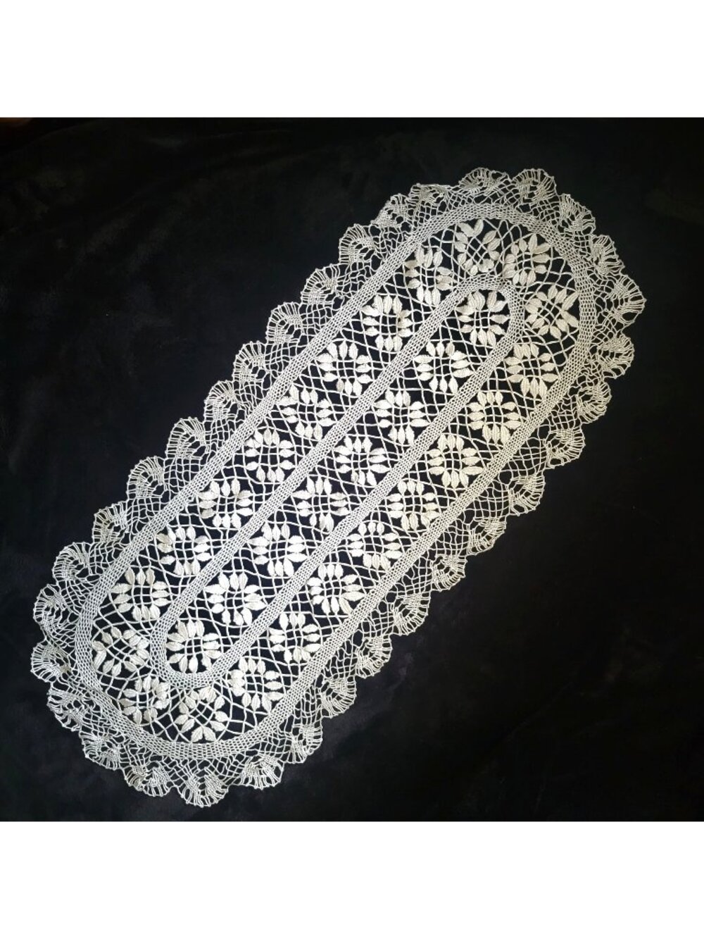 Vtg Oval Crochet Table Runner Large Dresser Centerpiece Doily Laurel Leaf 33 in